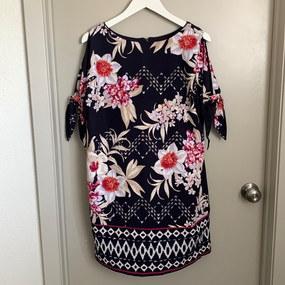 Vince Camuto shift dress with side tie sleeves. Size 6P